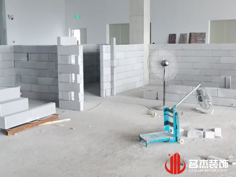 砌墙中